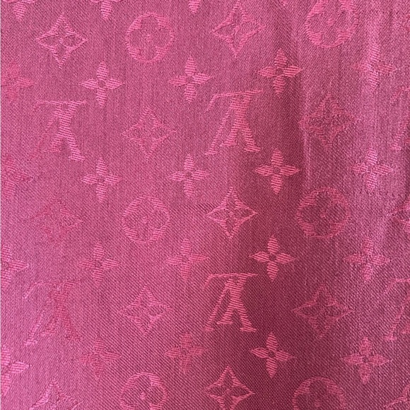 Louis Vuitton Monogram Classic Shawl - Picture 3 of 3